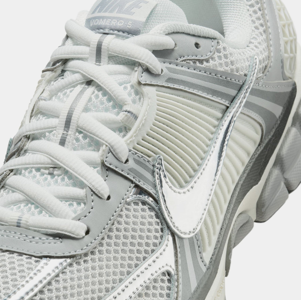 Exclusive Zoom Vomero 5 Mens Running Shoes (Summit White/Light Smoke Grey/Smoke Grey/Metallic Silver) — 6 — Detail View