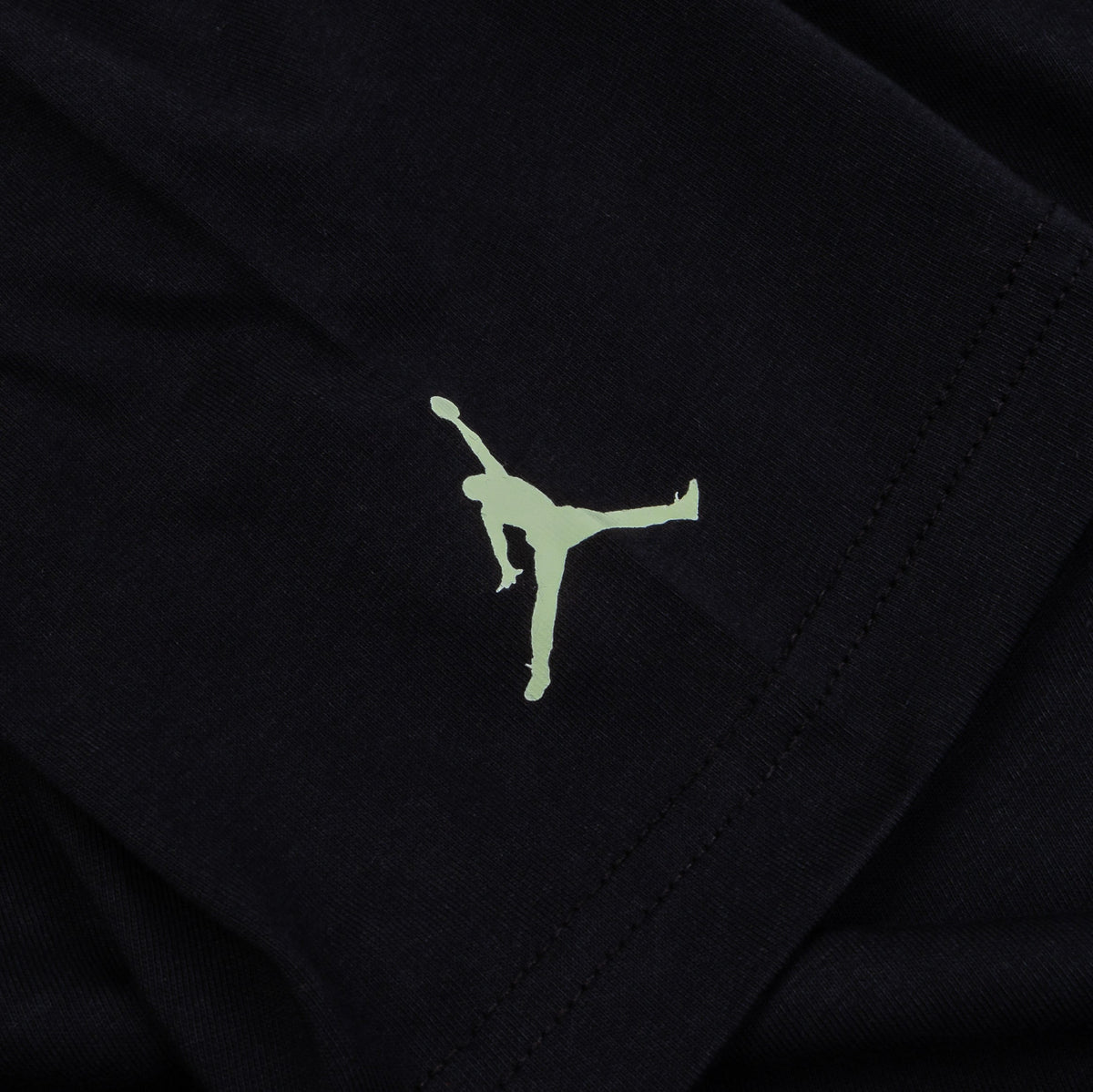 Exclusive Jumpman Glow Sky Is Not The Limit Grade School Short Sleeve Shirt (Black/Purple) — S — Back View