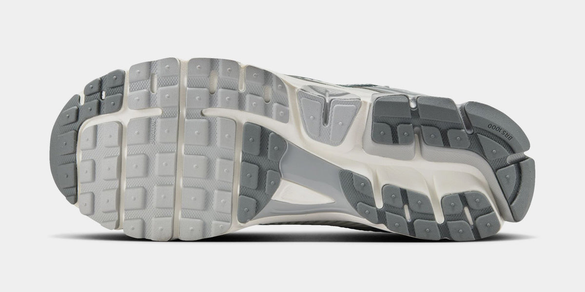 Exclusive Zoom Vomero 5 Mens Running Shoes (Summit White/Light Smoke Grey/Smoke Grey/Metallic Silver) — 6 — Top View