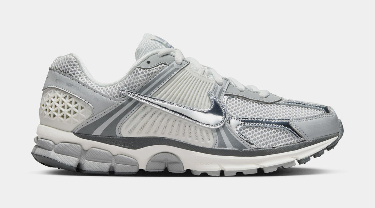 Exclusive Zoom Vomero 5 Mens Running Shoes (Summit White/Light Smoke Grey/Smoke Grey/Metallic Silver) — 6 — Front View