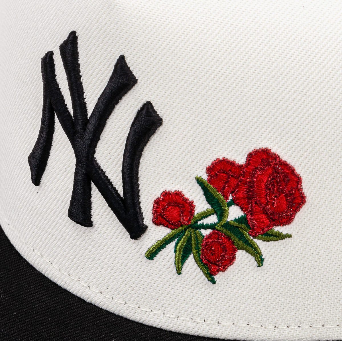 Exclusive Shoe Palace Exclusive New York Yankees Curve Rose 950AF Snapback Mens Hat (Beige/Black) — OS — Detail View